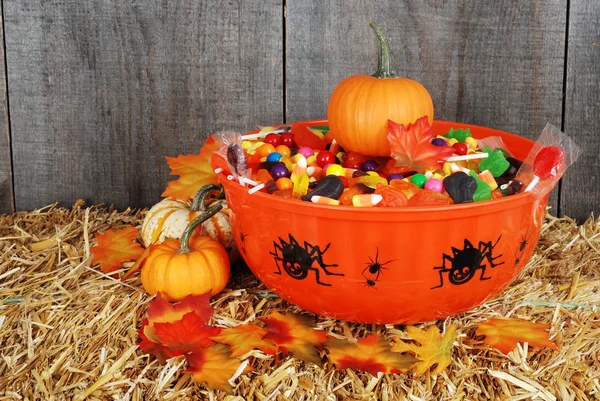 Tazón de caramelo de Halloween con hojas de otoño —  Fotos de Stock