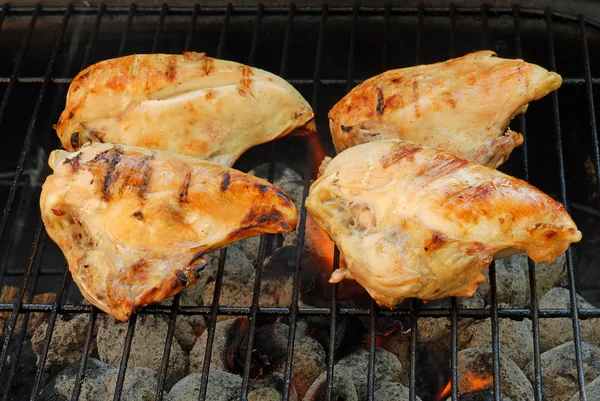 Koken barbecue kipfilet — Stockfoto