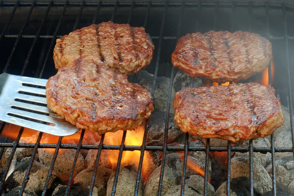 Flipping Barbecue Hambuger mit Bewegungsunschärfe — Stockfoto