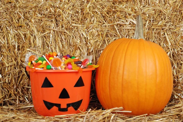 Caramelle di Halloween con una zucca — Foto Stock
