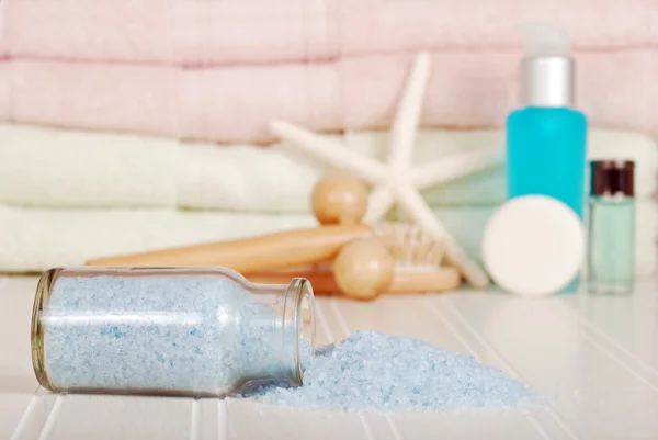 Пляшка солей розлитої ванни — стокове фото