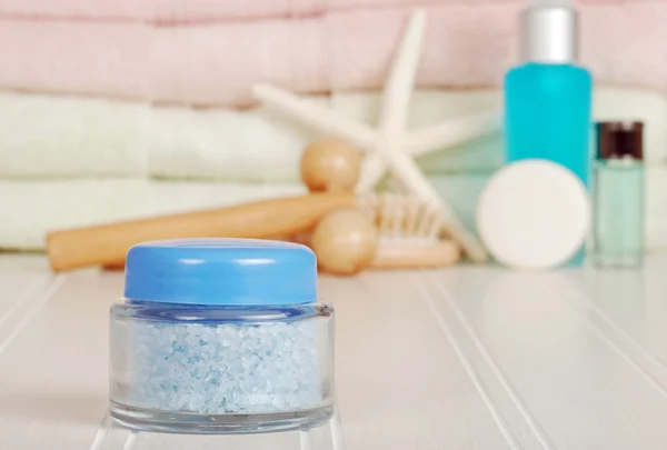 Fechar o frasco de sais de banho azul — Fotografia de Stock