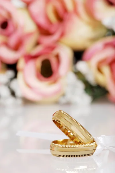 Snubní prstni zlaté — Stock fotografie