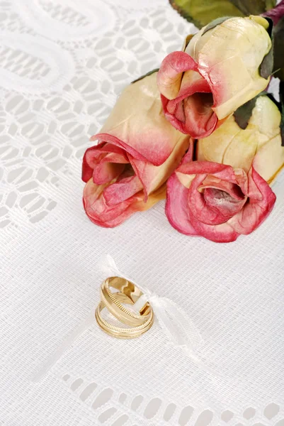 Bandas de boda con tres rosas — Foto de Stock