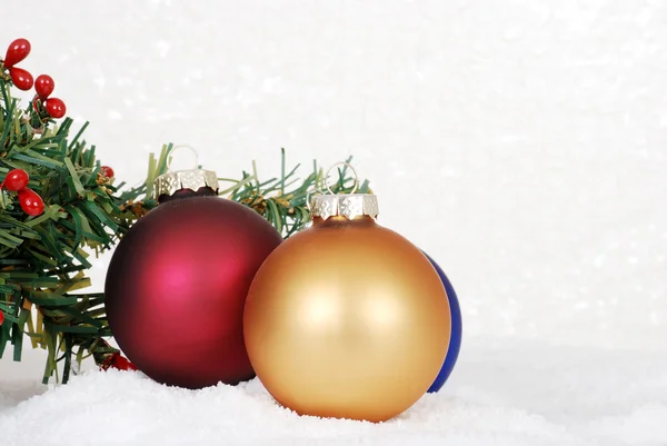 Kerst ornamenten in sneeuw — Stockfoto