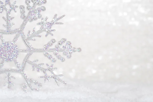 Glitter snöflinga i snö — Stockfoto