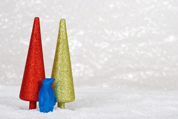 Pinguim com glitter árvores de Natal — Fotografia de Stock