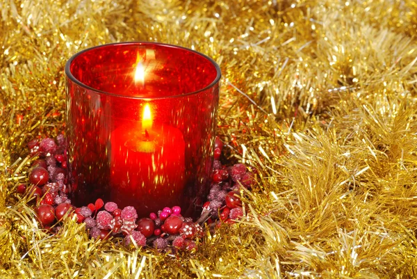 Červená svíčka v zlatý věnec — Stock fotografie