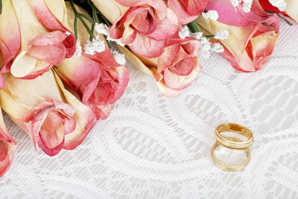 Wedding bands with bunch of roses — Stock Photo, Image