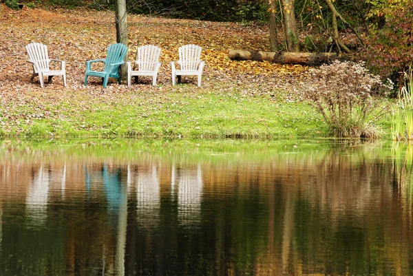 Τέσσερις καρέκλες από τη λίμνη — Φωτογραφία Αρχείου