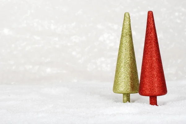 Twee glitter kerstbomen in sneeuw — Stockfoto