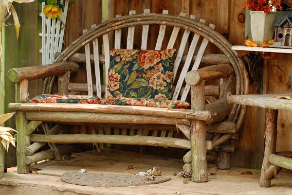 Staré lavice z větví — Stock fotografie