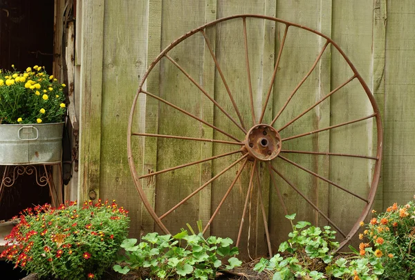 Oude wagen-wiel leunend op schuur — Stockfoto