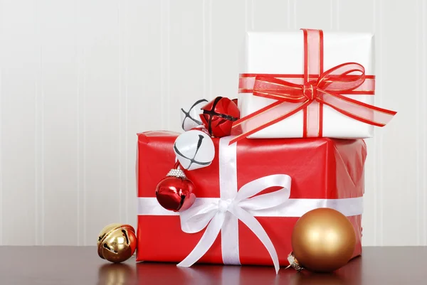 Haufen Weihnachtsgeschenke mit Glocken — Stockfoto