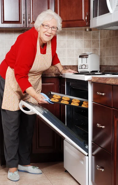 Senior woman baking cookies — Stock Photo, Image