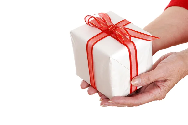 Vezető nő kezében tartja karácsonyi ajándék — Stock Fotó