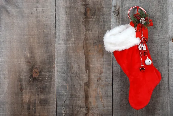 Weihnachtssocke und -kranz auf Holz lizenzfreie Stockfotos