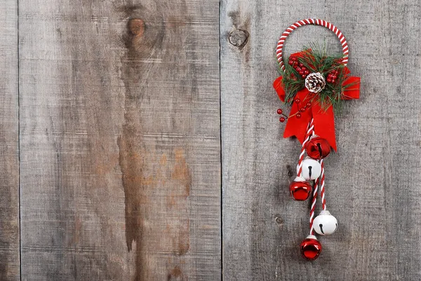Vánoční dekorace visí na dřevě — Stock fotografie