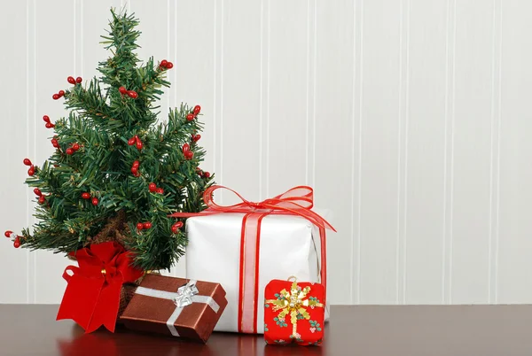 Рождественские подарки с мини-елкой — стоковое фото