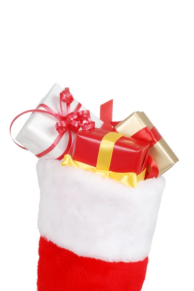 Meia de Natal embalado com presentes — Fotografia de Stock