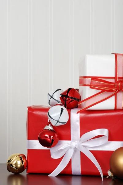 Крупный план рождественские подарки с колокольчиками — стоковое фото
