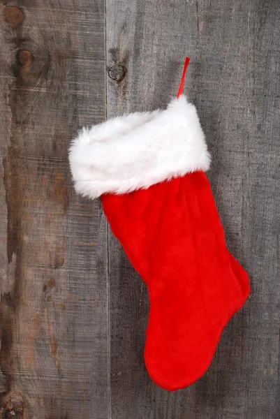 Рождественский носок крупным планом висит — стоковое фото