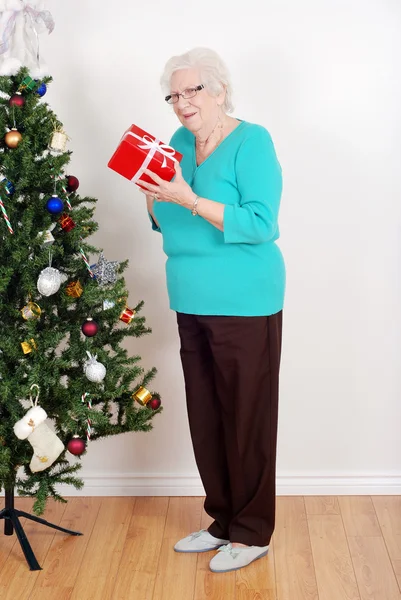 Happy senior kvinna med julklapp — Stockfoto