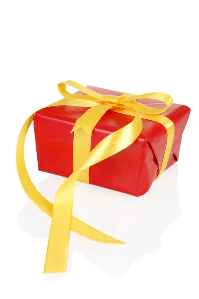 Piros karácsonyi ajándékot, sárga íj — Stock Fotó