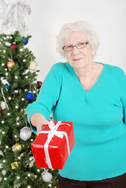 Seniorin macht Weihnachtsgeschenk — Stockfoto