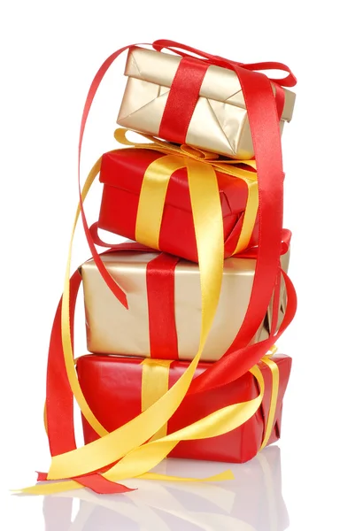 Stapel roter und goldener Weihnachtsgeschenke — Stockfoto