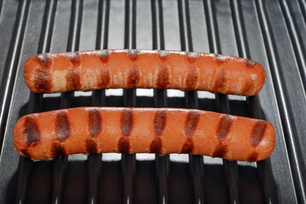 Zwei Hotdogs auf dem Grill — Stockfoto