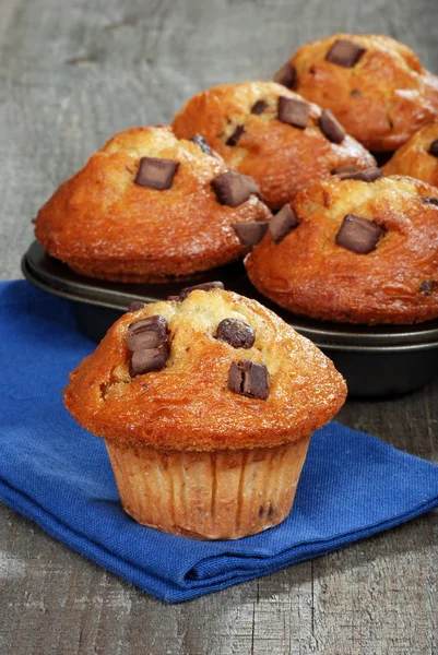 Muffins de chocolate de banana cozidos no forno — Fotografia de Stock