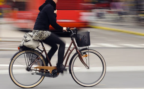 骑自行车在城市交通 — 图库照片