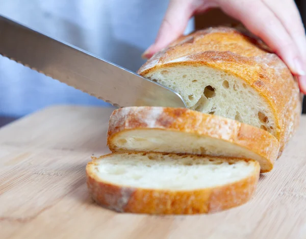 Cutting bread — Stock Photo, Image