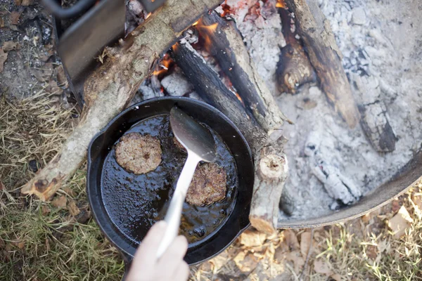 Bir kamp ateşi sosis pişirme — Stok fotoğraf