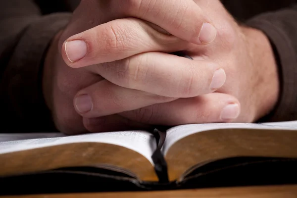 Homme priant avec la Bible — Photo