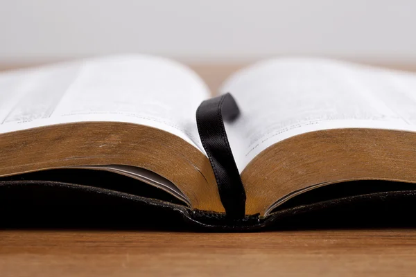 Öppna Bibeln på skrivbord — Stockfoto