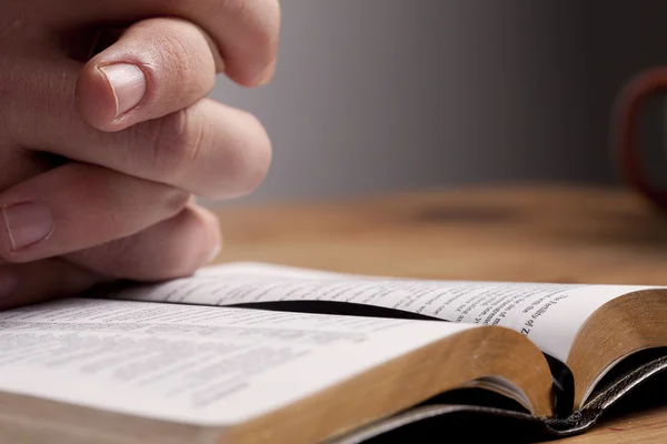Modląc się na Biblii — Zdjęcie stockowe