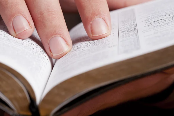 Leggere attraverso la Bibbia — Foto Stock