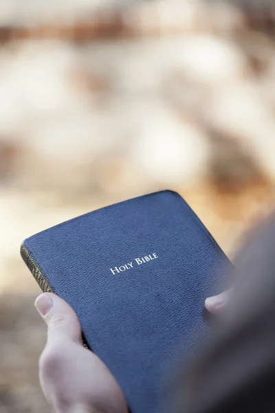 Die Bibel in der Hand — Stockfoto