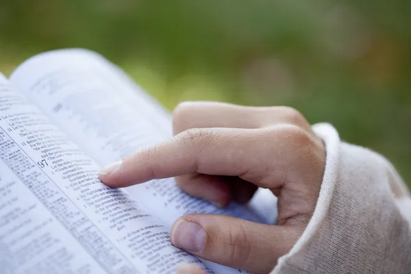 Vrouw die de Bijbel leest. — Stockfoto