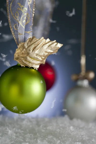 降る雪とクリスマスの飾り — ストック写真