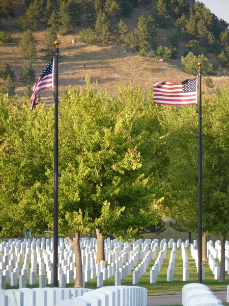 Banderas en el cementerio nacional —  Fotos de Stock