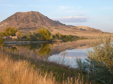 Butte ve göl günbatımı ayı