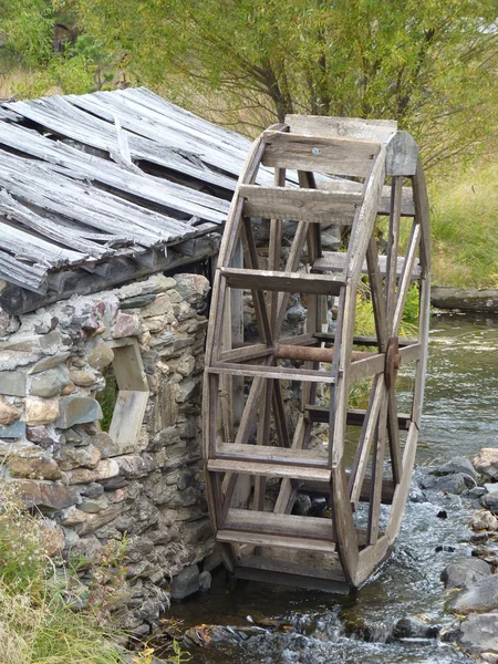 Old Water Wheel and Stone Building — Stock Photo, Image