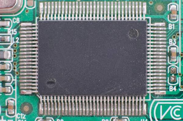 Μεγέθυνση του μικροκυκλώματος υπολογιστή με την πίσω όψη. — Φωτογραφία Αρχείου