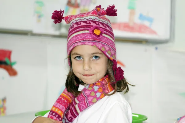 Menina com chapéu de inverno e cachecol — Fotografia de Stock