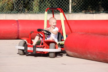 çocuk üzerinde go cart