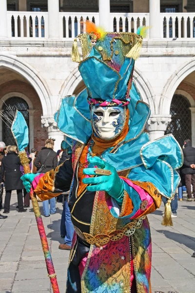 Maskierte Person in Venedig — Stockfoto