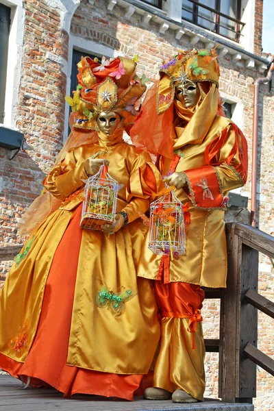 Персоналии в масках Венеции — стоковое фото
